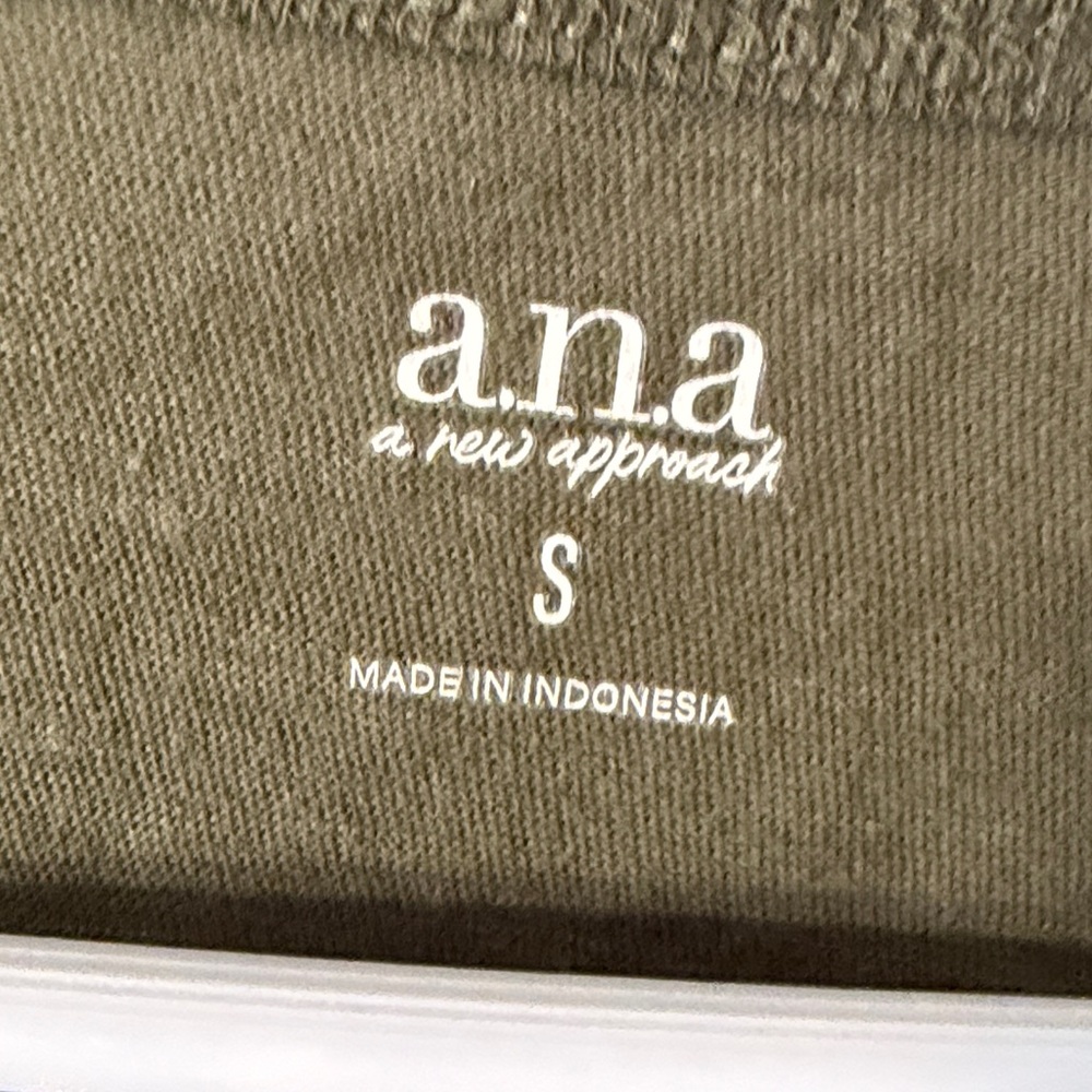 a.n.a Women's Dark Green Short Sleeve Tee - Picture 4 of 4
